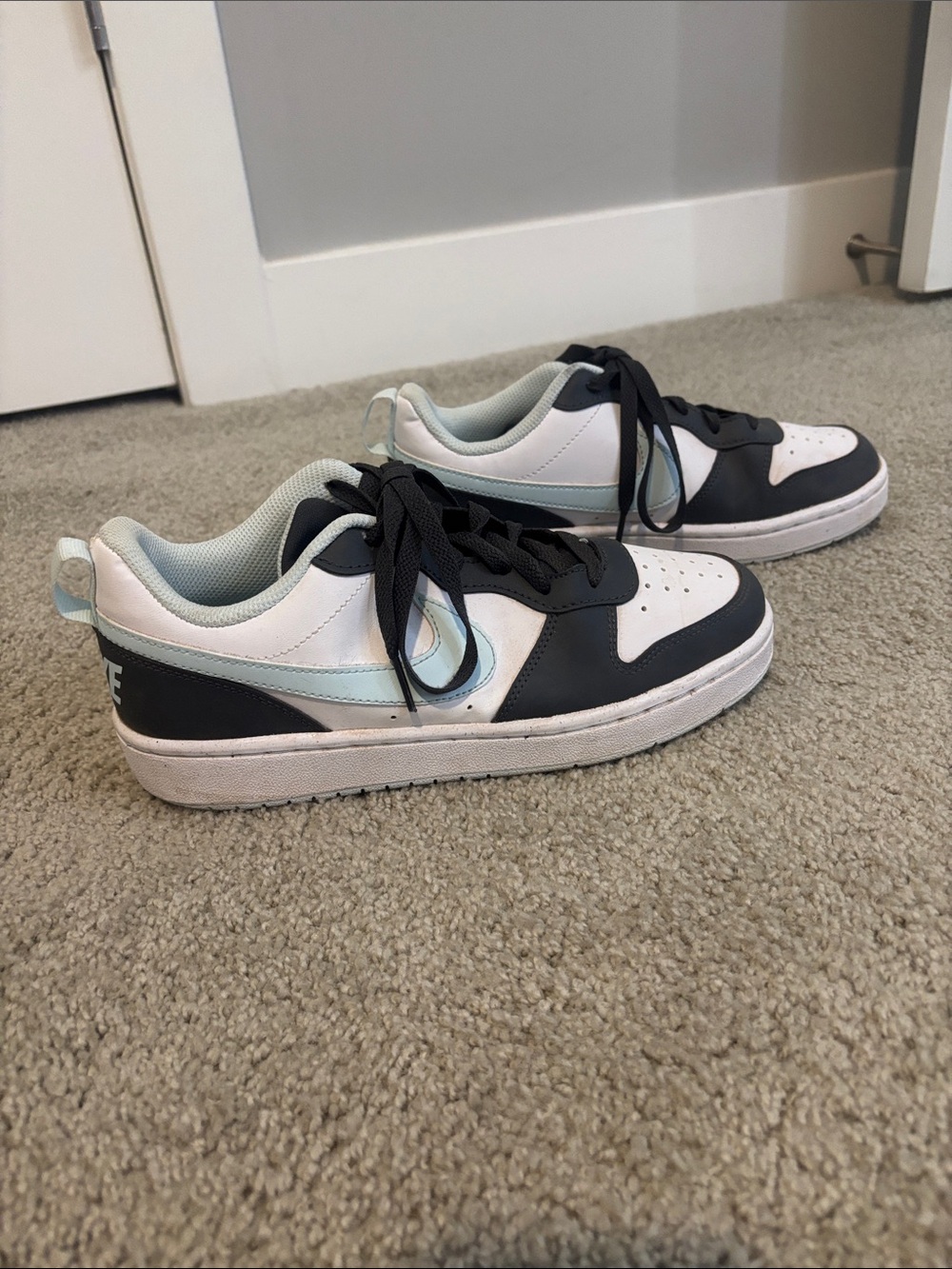 Nike Low-Top Sneakers in White, Black & Light Blue Accent